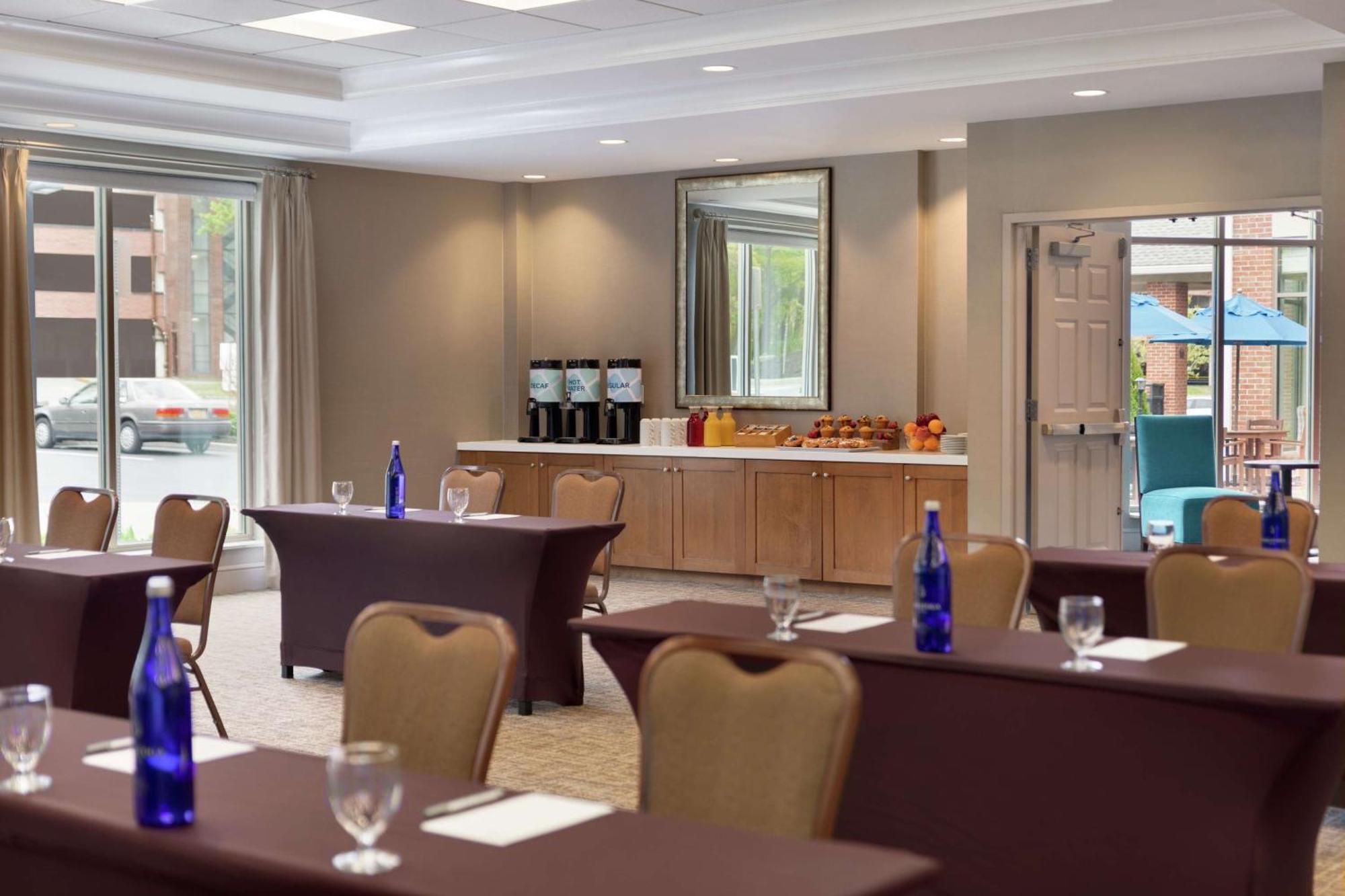 Hilton Garden Inn Stony Brook Exterior foto