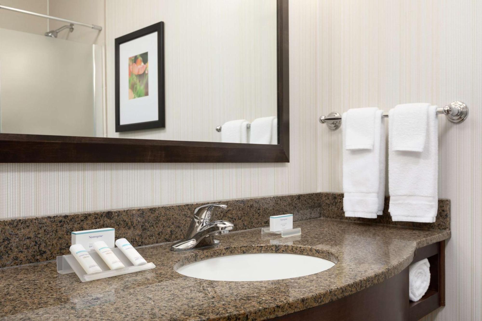 Hilton Garden Inn Stony Brook Exterior foto